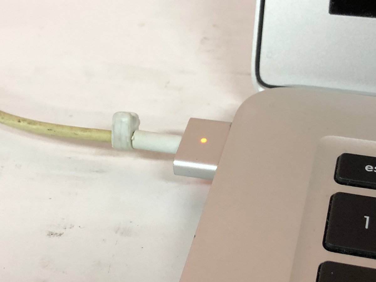 【ハード王】1円～/Apple MacBookAir A1466 EMC2925/CPU不明/メモリ不明/ストレージ無/起動不可/7357-B21_画像2