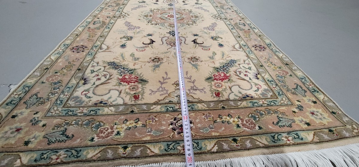 レアなペルシャ絨毯 本物保証 シルクとコルク タブリーズ産 100%手織り未使用品 オススメ ランナー絨毯 Kenareh サイズ: 420cm×93cmの画像9