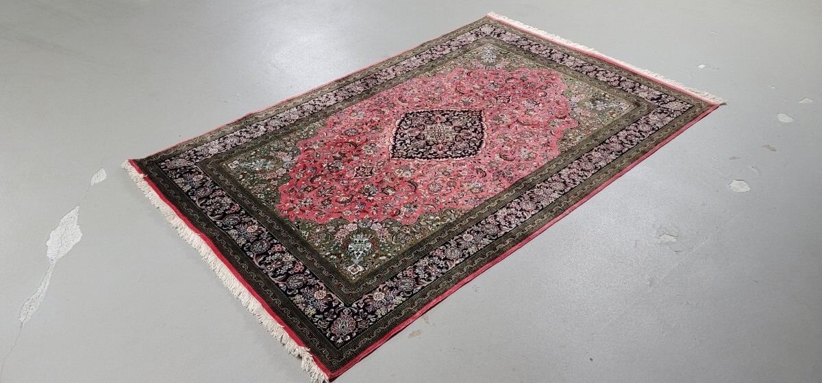 ペルシャ絨毯 100%本物保証手織り クム産 素材天然シルクのみ 未使用品 非常に綺麗な状態サイズ:220cm×139cm の画像3