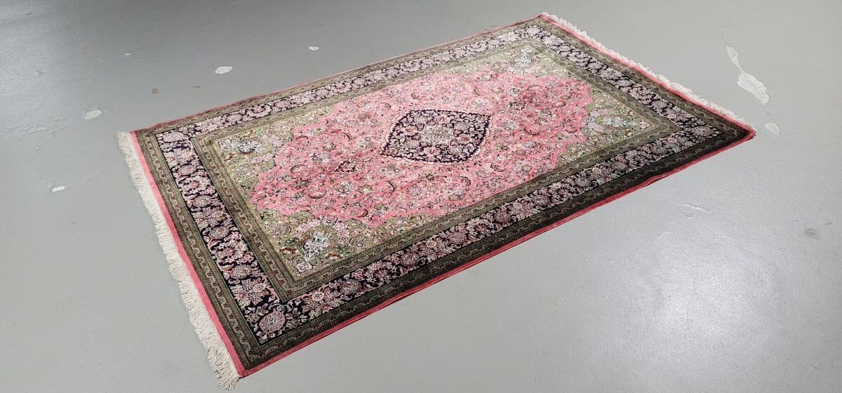 ペルシャ絨毯 100%本物保証手織り クム産 素材天然シルクのみ 未使用品 非常に綺麗な状態サイズ:220cm×139cm の画像2
