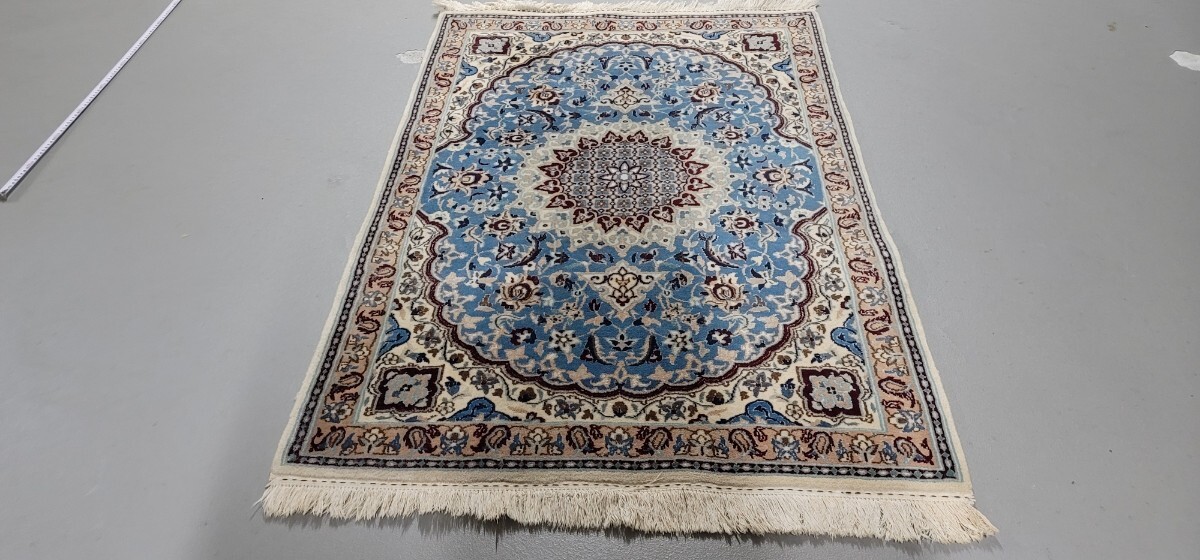 ペルシャ絨毯 ナイン産 100%手織りシルクとコルク 手織り 未使用品 サイズ:134cm×89cm 綺麗なブルとベージュ色の画像3