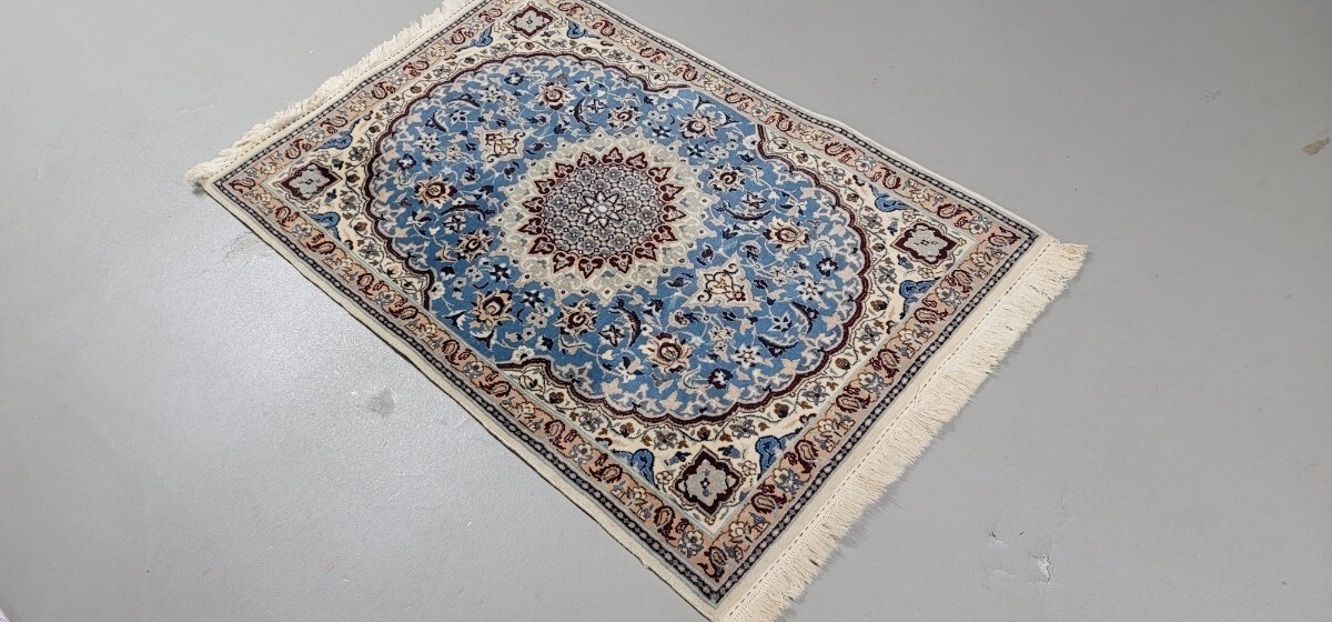 ペルシャ絨毯 ナイン産 100%手織りシルクとコルク 手織り 未使用品 サイズ:134cm×89cm 綺麗なブルとベージュ色の画像1