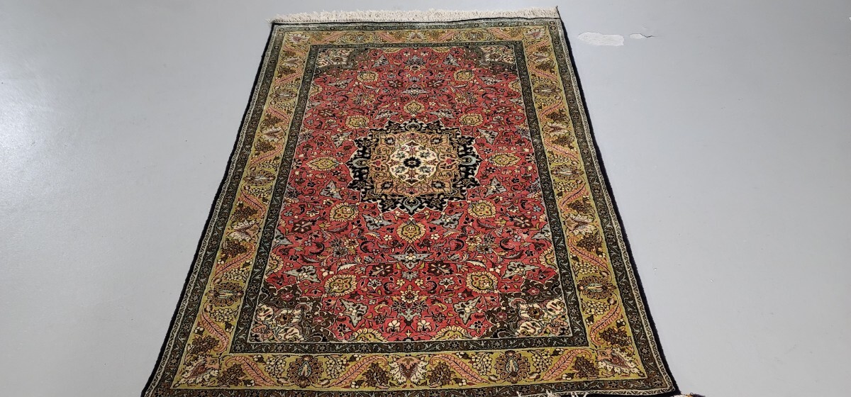 ペルシャ絨毯 クム産 100%シル綺麗な状態 クリーニング済み 綺麗な赤色 オススメ サイズ:162cm×110の画像4