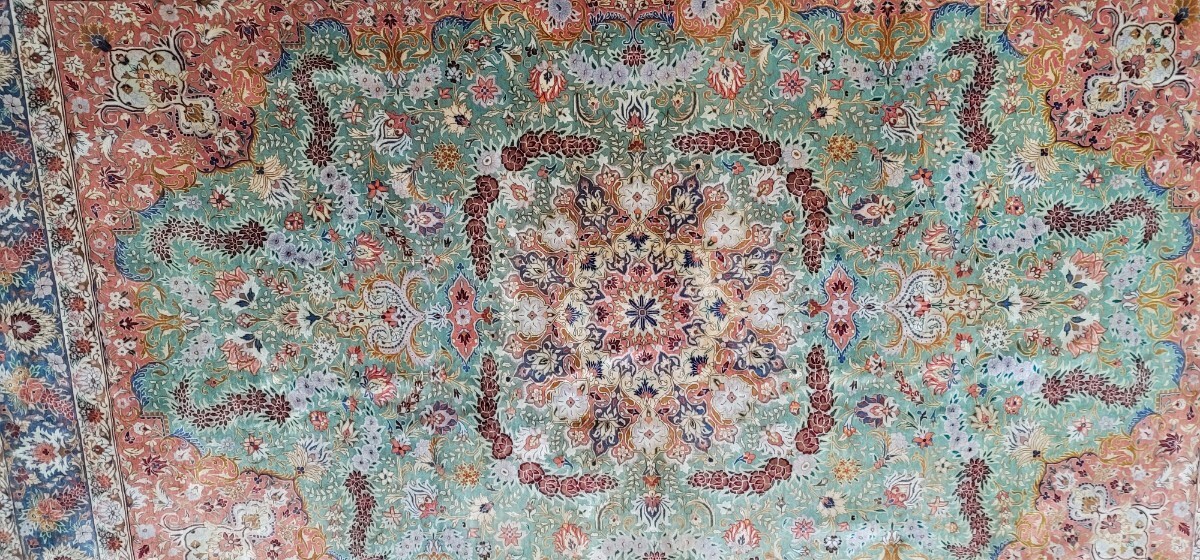 ブランドペルシャ絨毯 クム産 有名なアフマディ工房 未使用品 非常に綺麗な色と柄 100%シルク手織り 参考価格780万円 サイズ:206cm×133cm_画像8
