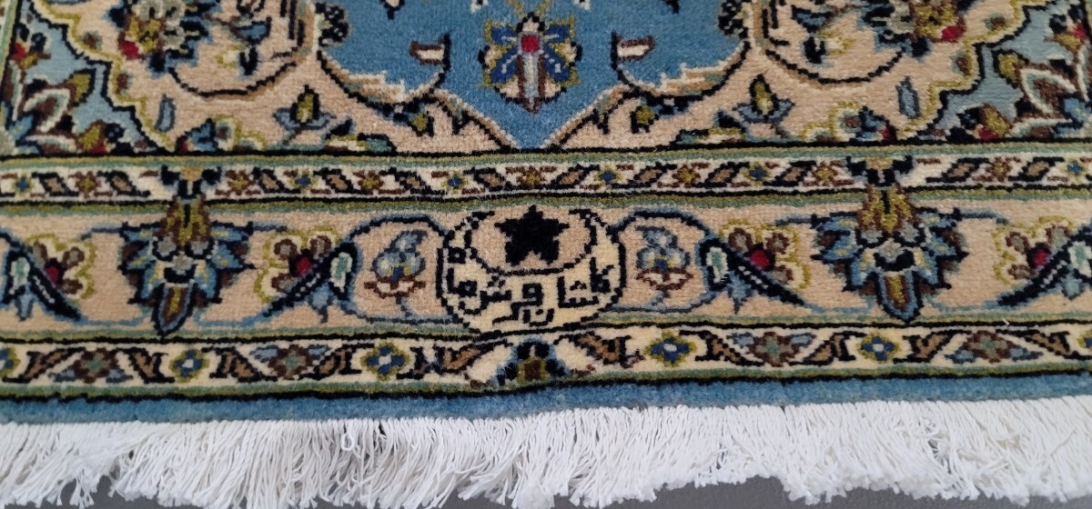 ペルシャ絨毯 カシャン産 100%手織り保証 有名なMah工房 未使用品 非常に綺麗な青色とベージュ色 サイズ:135cm×70cm の画像2