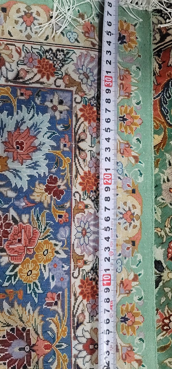 ブランドペルシャ絨毯 クム産 有名なアフマディ工房 未使用品 非常に綺麗な色と柄 100%シルク手織り 参考価格780万円 サイズ:206cm×133cmの画像7