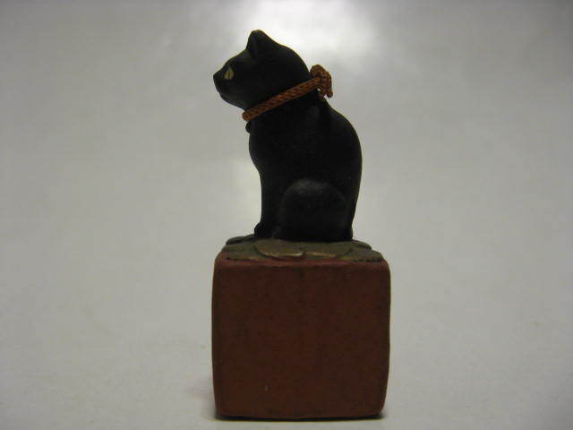 * Taisho ~ Showa era the first period miniature. pretty black cat. maneki-neko doll . thing paste nerimono .. thing ... earth ..*