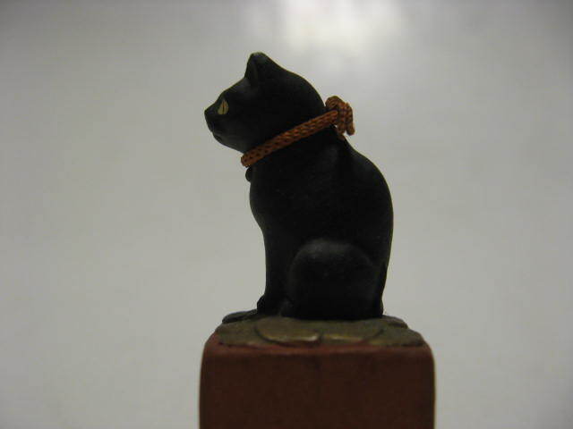 * Taisho ~ Showa era the first period miniature. pretty black cat. maneki-neko doll . thing paste nerimono .. thing ... earth ..*