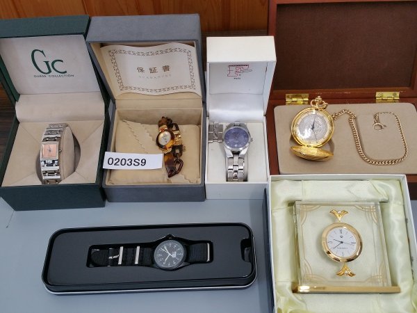 0203S9　腕時計　懐中時計　置時計　ジャンク品　部品取り　GUESS COLLECTION ゲスコレクション　MIKIMOTO など　おまとめ_画像1