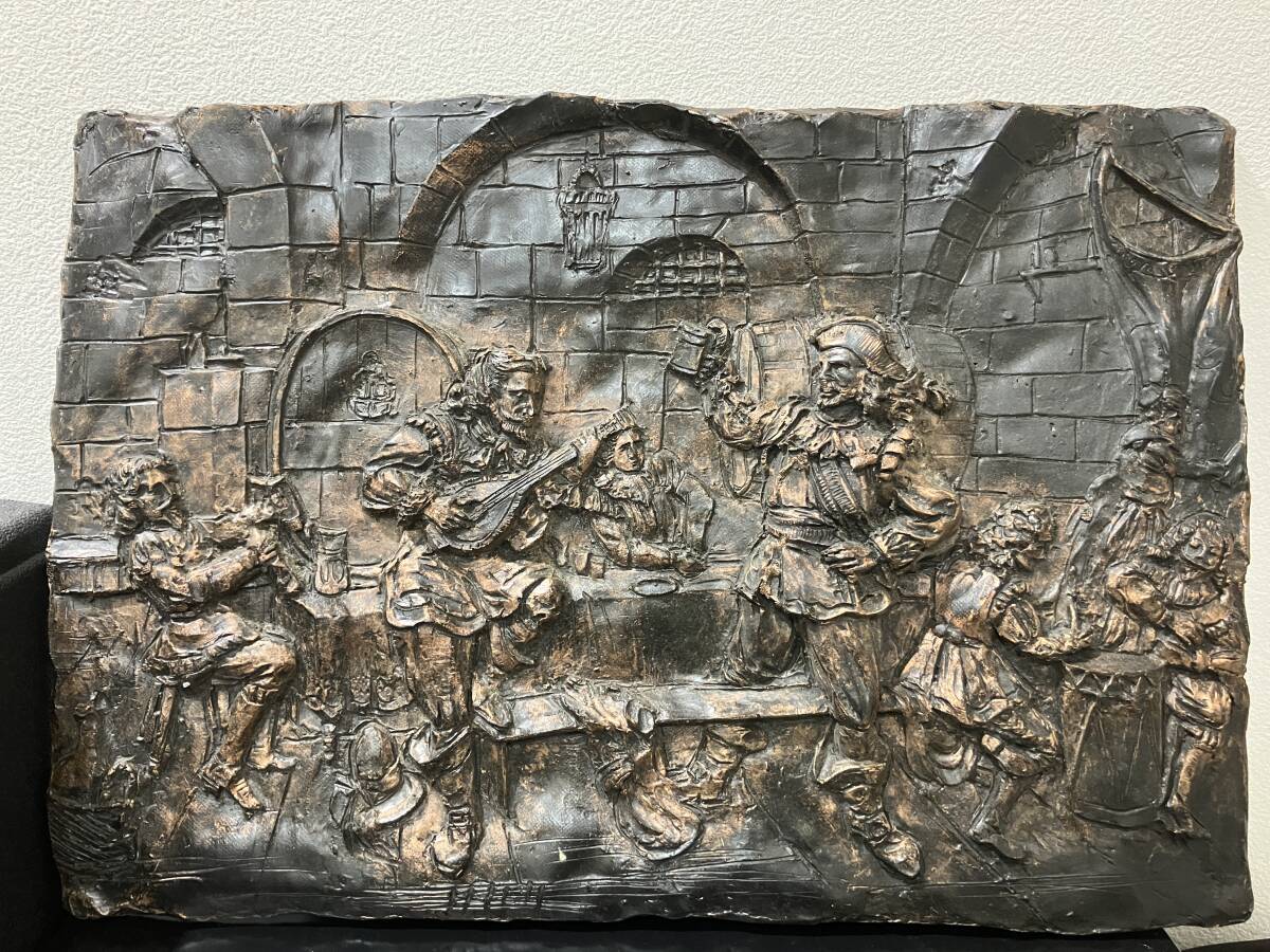 【4640】銅板彫刻風　壁掛け絵画　中世のビアホールの風景　50cm×35cm　インテリア　アンティーク　海外土産　西洋美術　中世ヨーロッパ_画像1