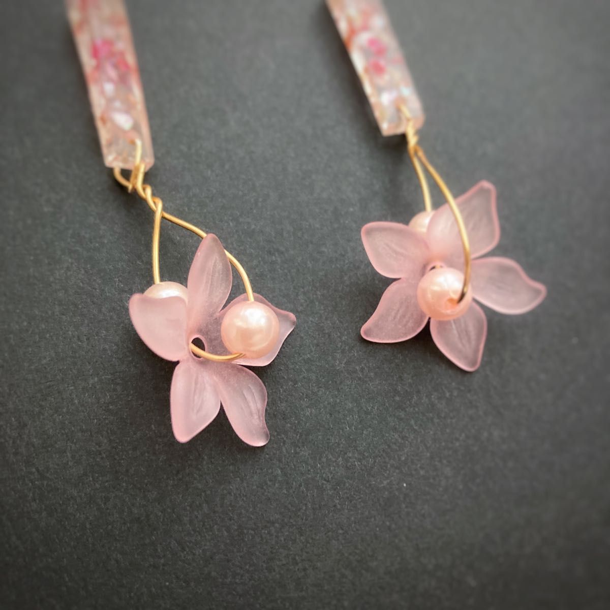 春　レジンと淡いピンクのお花ピアス　ハンドメイド