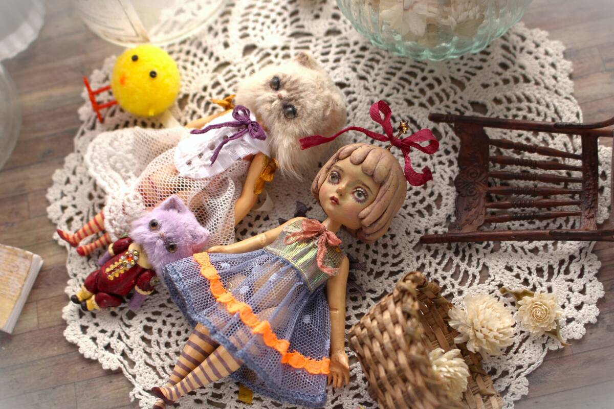★moloco dolls★②リボンで繋げた小さなお人形 猫のお嬢さんとお友達の画像2