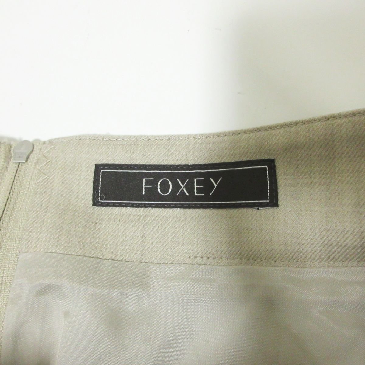 美品 2021年モデル FOXEY フォクシー クロス キルティング フレア 膝丈スカート ロゴプレート 42620 サイズ38 ベージュ 024_画像3