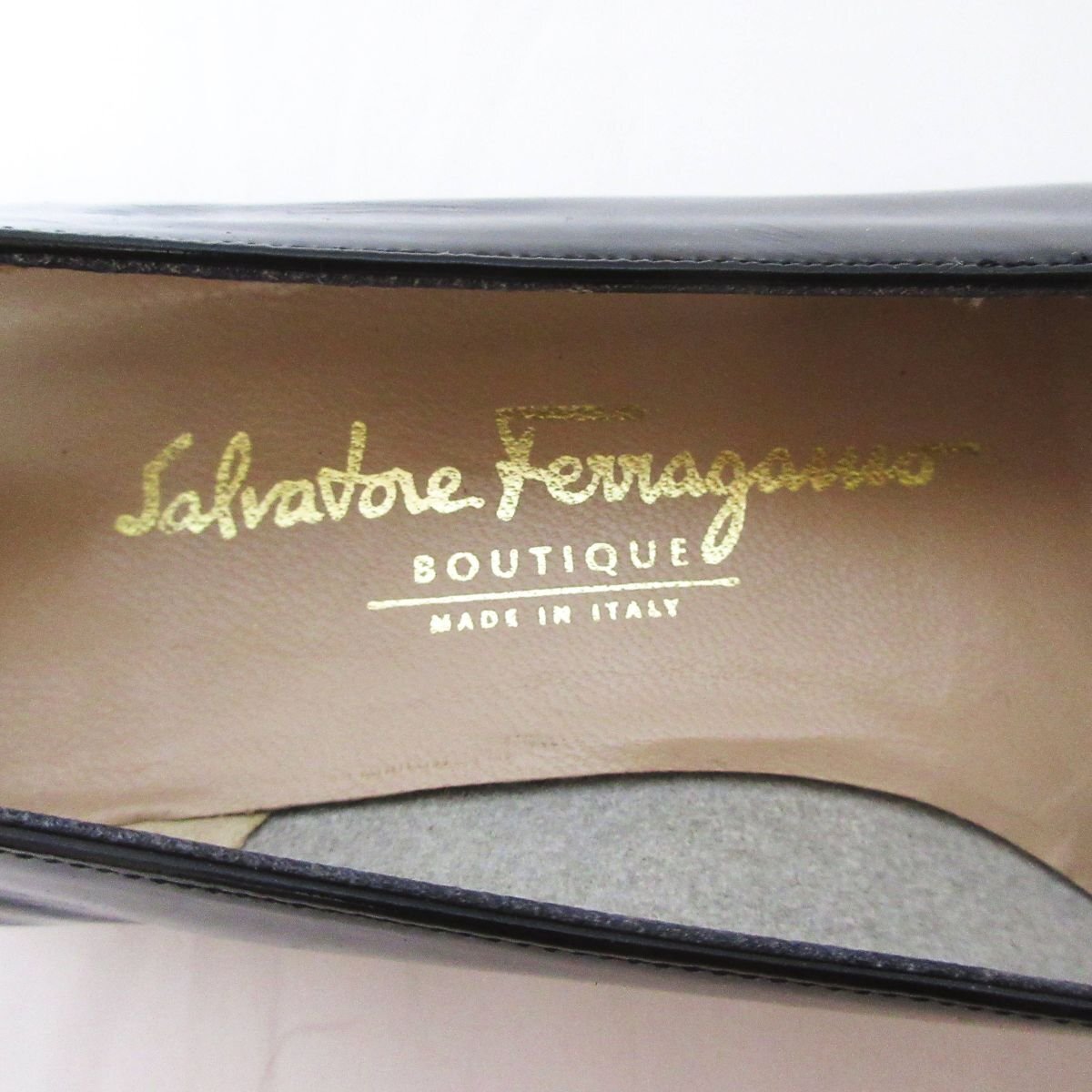 新品同様 Salvatore Ferragamo サルヴァトーレフェラガモ エナメル ヴァラ ゴールド金具 パンプス サイズ6 1/2 約24cm ブラック_画像4