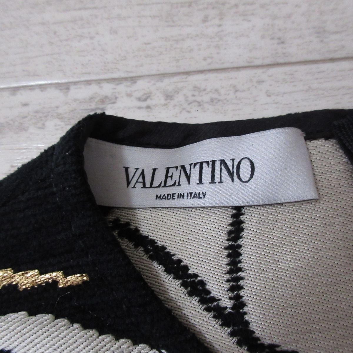 美品 VALENTINO ヴァレンティノ シルクブレンド アニマル刺繍 クロップド丈 半袖 カットソー 40 ブラック×ホワイト×ゴールド_画像4