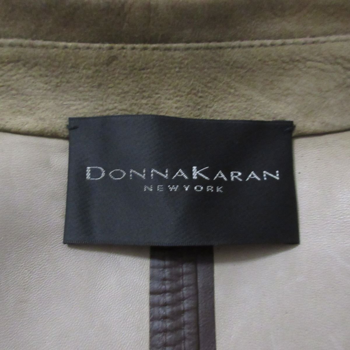 良品 DONNA KARAN NEW YORK ダナキャランニューヨーク レザー ロングコート M カーキ系_画像4