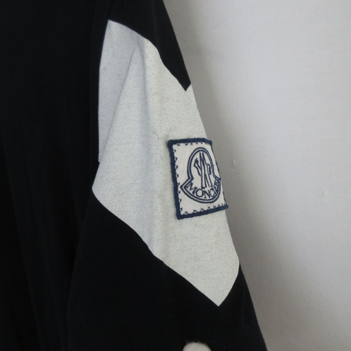 美品 MONCLER GAMME BLEU モンクレールガムブルー クルーネック ロゴワッペン 半袖 Tシャツ カットソー サイズL ネイビー系の画像3