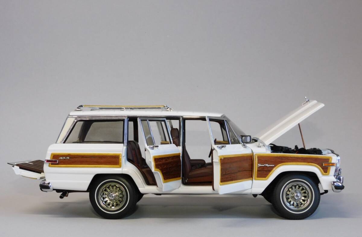 即決♪ AUTOart オートアート 1/18 ジープ グランド ワゴニア 1989 アメ車 V8 ウッドパネル JEEP GRAND WAGONEER ミニカー_画像2