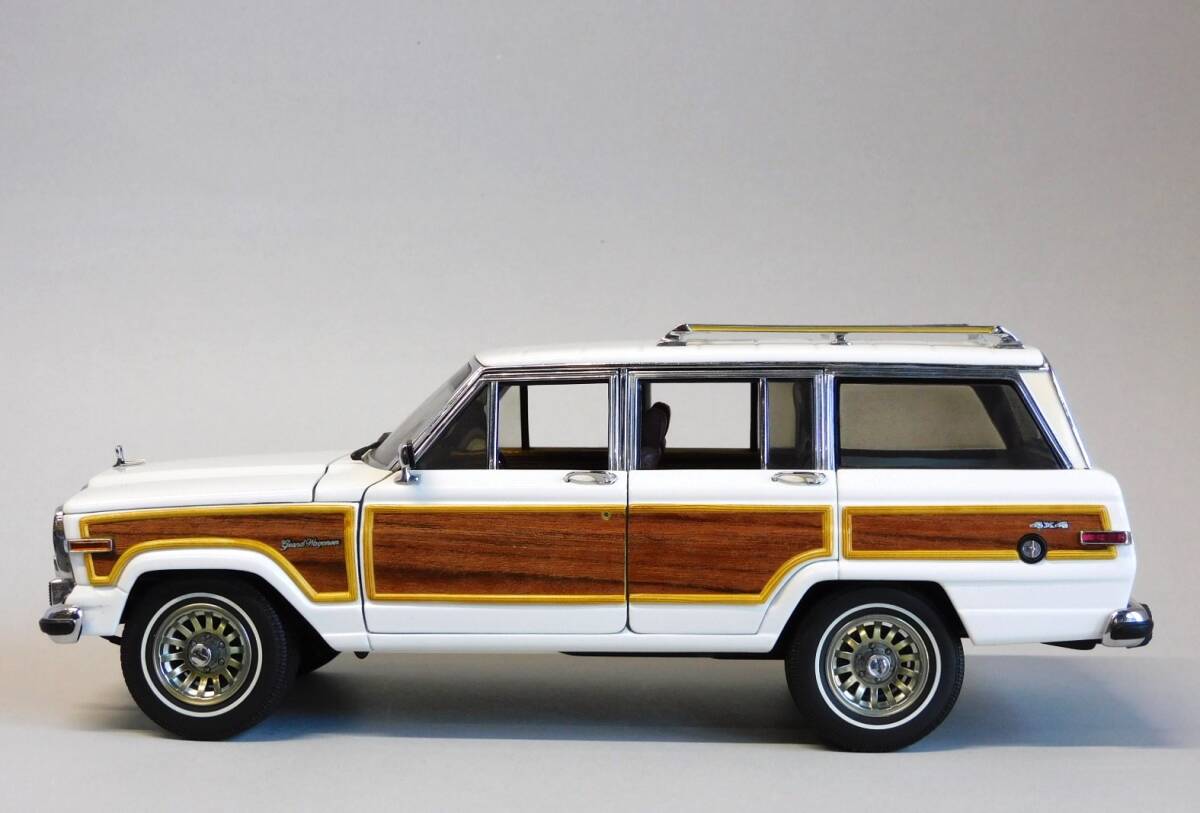 即決♪ AUTOart オートアート 1/18 ジープ グランド ワゴニア 1989 アメ車 V8 ウッドパネル JEEP GRAND WAGONEER ミニカー_画像1