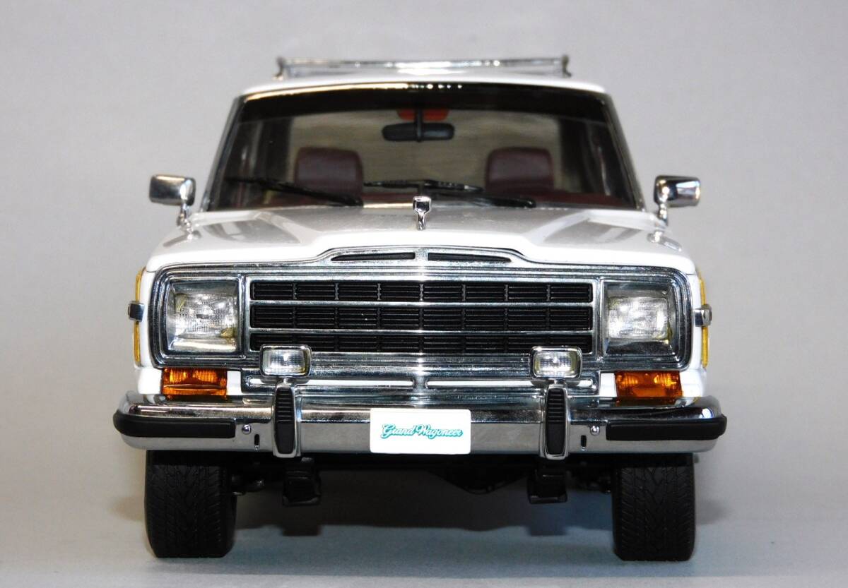 即決♪ AUTOart オートアート 1/18 ジープ グランド ワゴニア 1989 アメ車 V8 ウッドパネル JEEP GRAND WAGONEER ミニカー_画像6