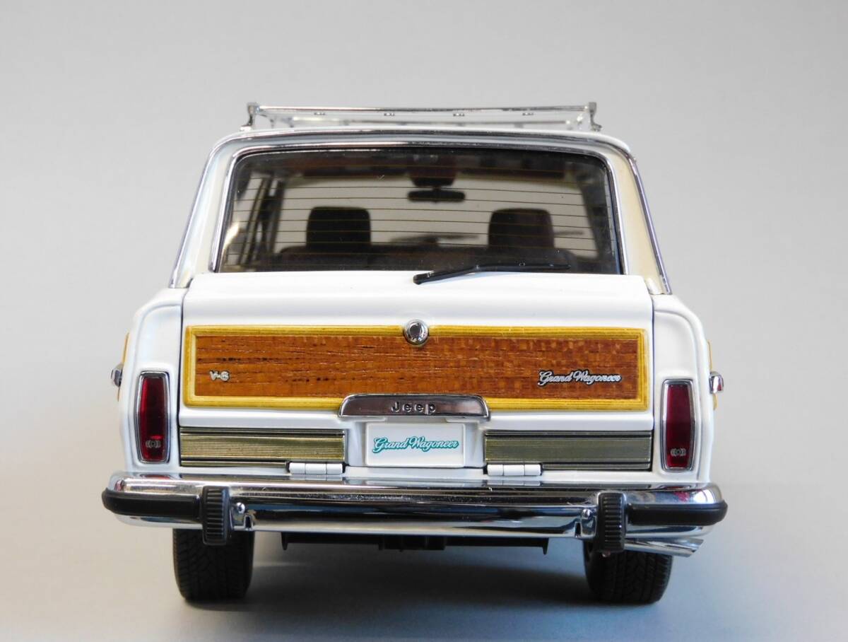 即決♪ AUTOart オートアート 1/18 ジープ グランド ワゴニア 1989 アメ車 V8 ウッドパネル JEEP GRAND WAGONEER ミニカー_画像7