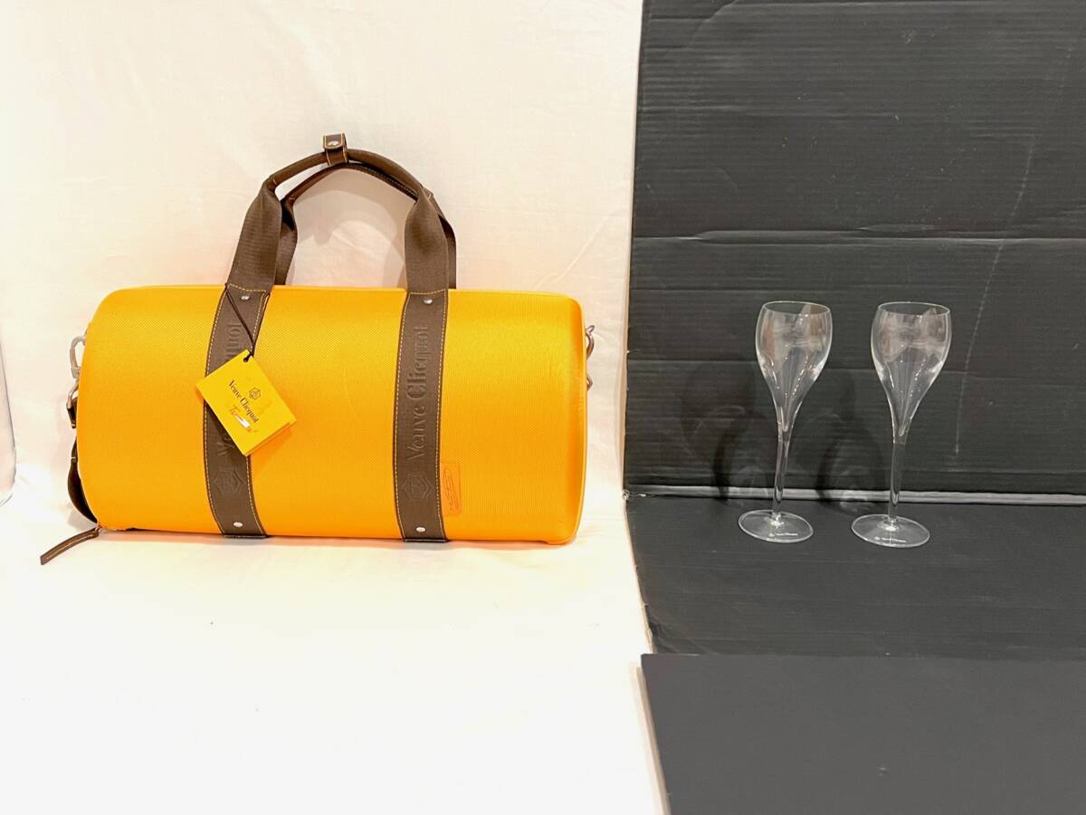 a244 Veuve Clicquot ヴーヴ・クリコ シャンパントラベラーバッグ 収納バッグ 専用グラス 旅行用品の画像1
