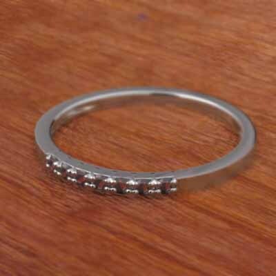 細い 指輪 ハーフ エタニティ 指輪 平たい リング ガーネット 18金ホワイトゴールド 幅約1.5mmリング 微細_画像3