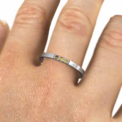 【メーカー直売】の商品をすべて 13075円 細い 3ストーン リング 平打ち 18金ホワイトゴールド その他