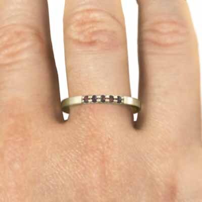k10イエローゴールド 平たい リング ハーフ エタニティ 指輪 5石 細い 指輪 ガーネット 幅約1.7mmリング 細め_画像2