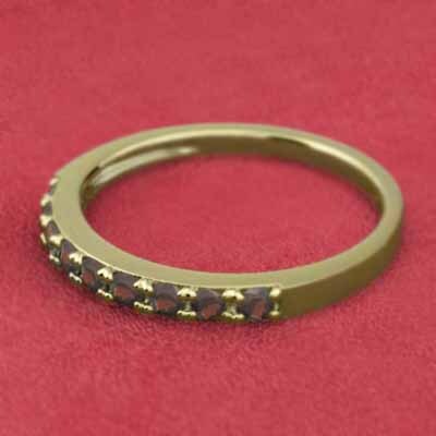 ガーネット 平たい リング ハーフ エタニティ 指輪 細い 指輪 18金イエローゴールド 1月誕生石 幅約2mmリング 少し細め_画像3