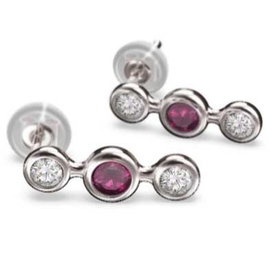 人気No.1 両耳 プラチナ900 26149円 ピアス キャッチ ルビー 3ストーン ルビー
