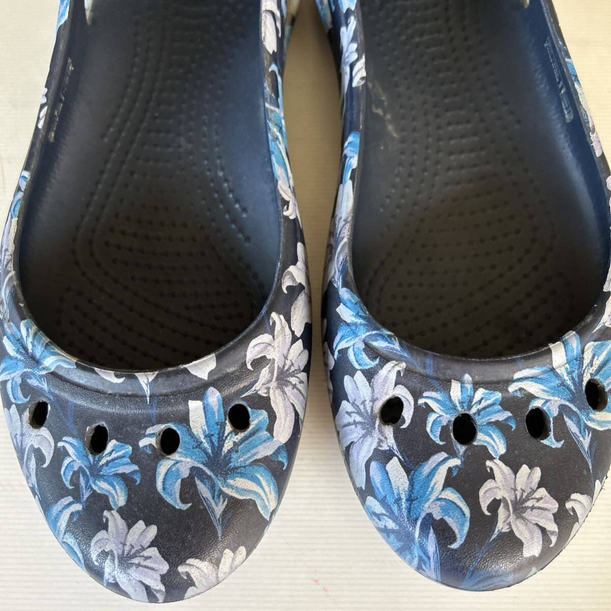 crocs クロックス　フラット　リリーフラワーデザイン　シューズ　W 8_画像4