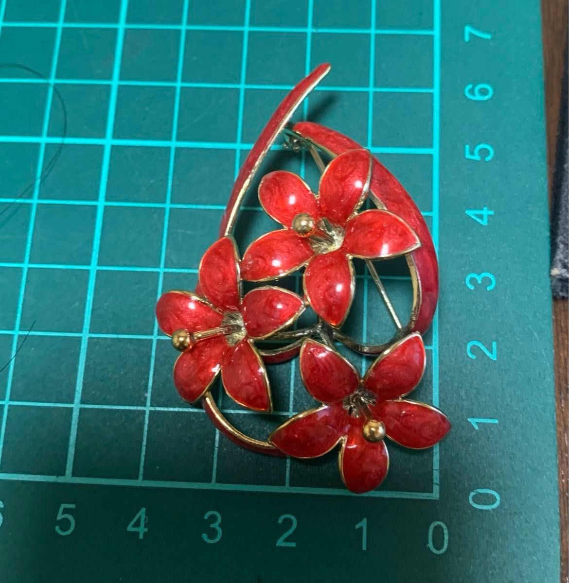 ヴィンテージ　ゴールドエナメルブローチ　赤いお花
