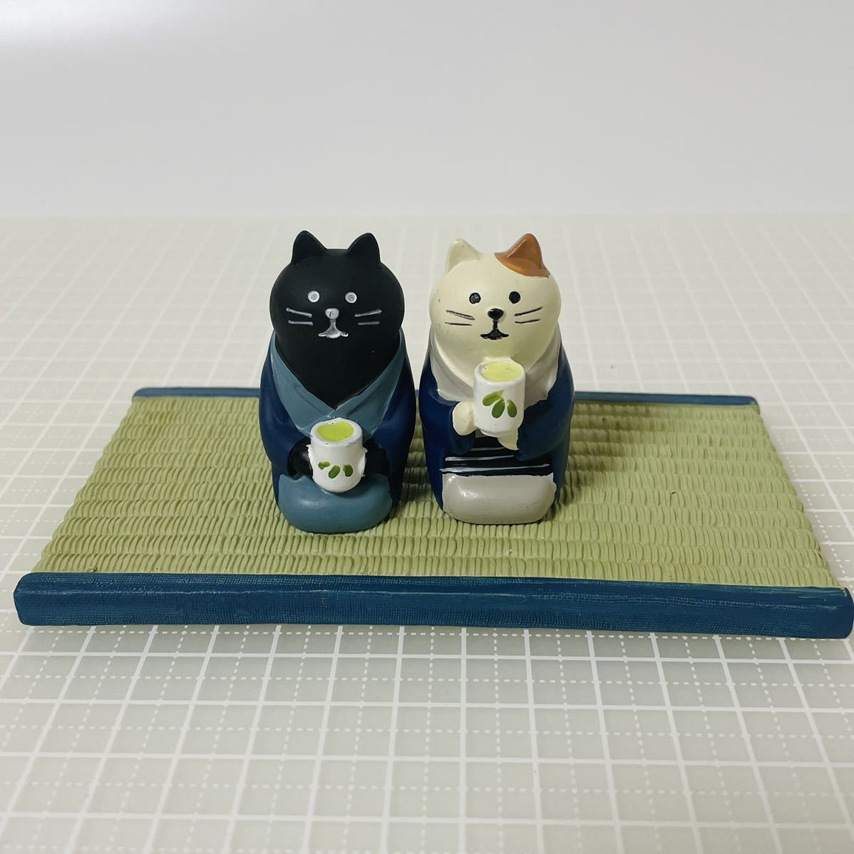 コンコンブル concombre 日本茶三毛猫・黒猫・畳　お茶　正座　和室　_画像1
