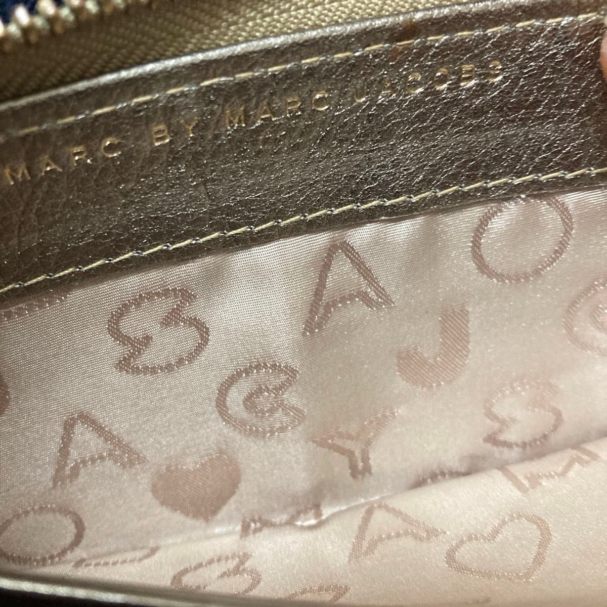 MARC BY MARC JACOBS ラウンドファスナー　ゴールド