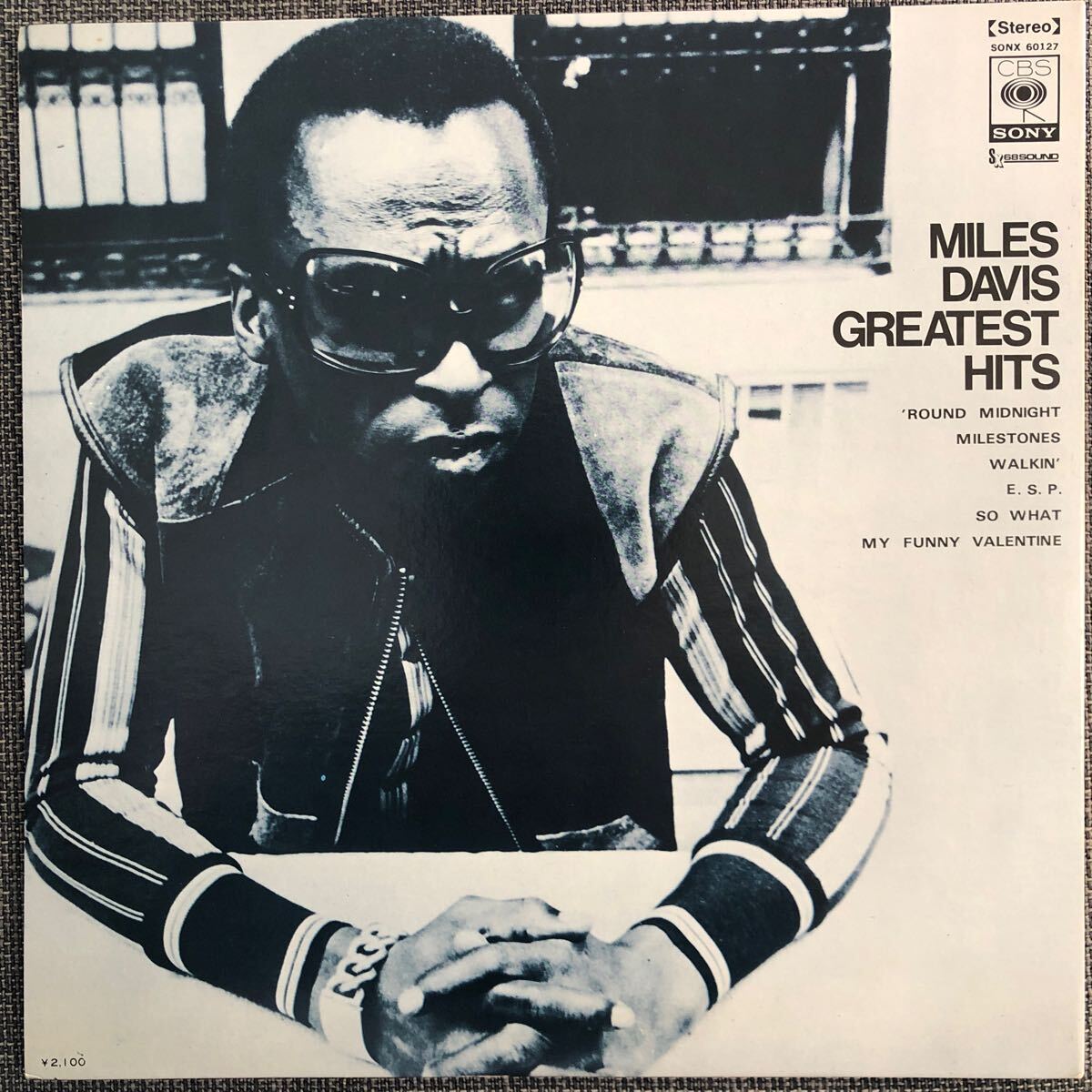 LP レコード　MILES DAVIS GREATEST HITS JAZZ SONX-60127 海外版　レトロ　ヴィンテージ　トンボメガネ_画像2