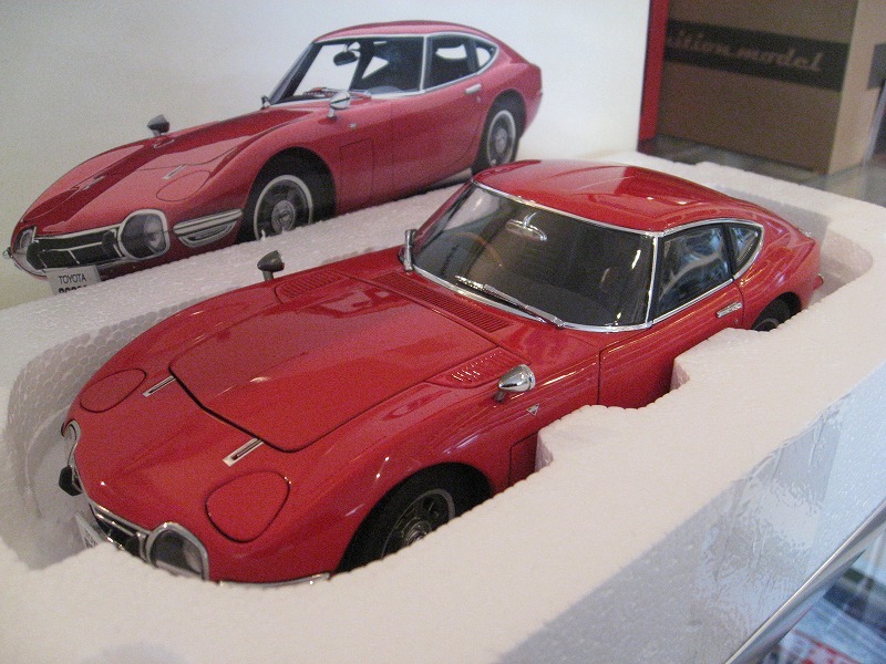 ok蔵出しオートアート1/18トヨタ2000GT UP GRADED レッド 78746☆外箱購入時より焼けありの画像1