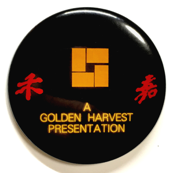 デカ缶バッジ 58mm GOLDEN HARVEST ゴールデンハーベスト ジャッキーチェン ジミーウォング サモハンキンポー ユンピョウ レイモンドチョウの画像1