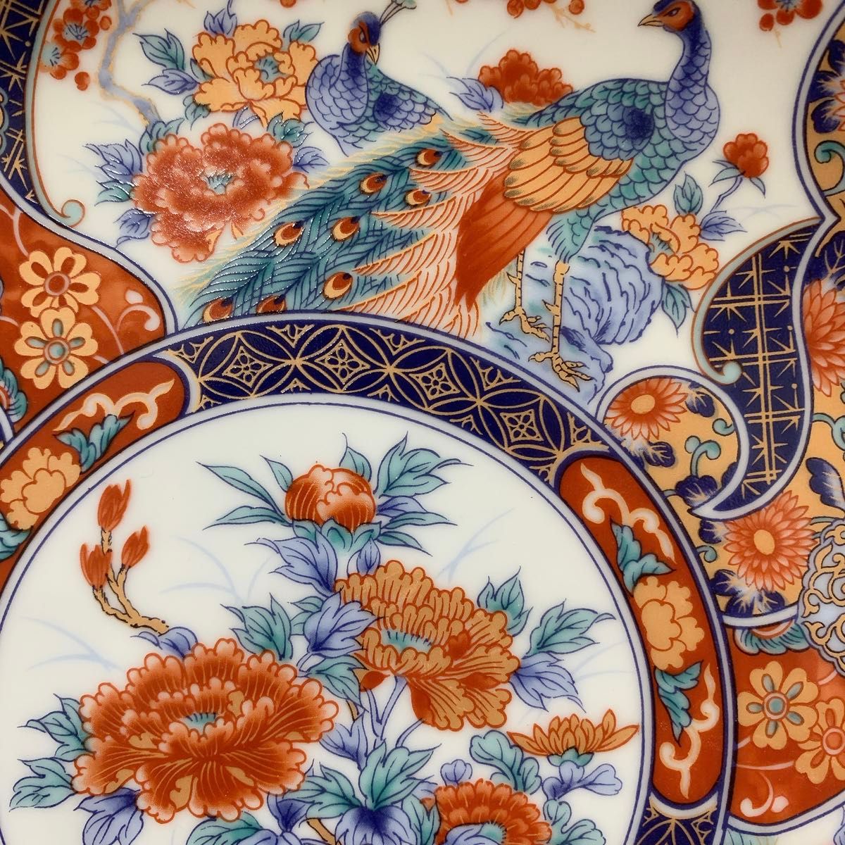 有田焼　丸茂陶器　大皿　26㎝　菊孔雀紋　伊万里焼様式　美品 赤絵 飾皿