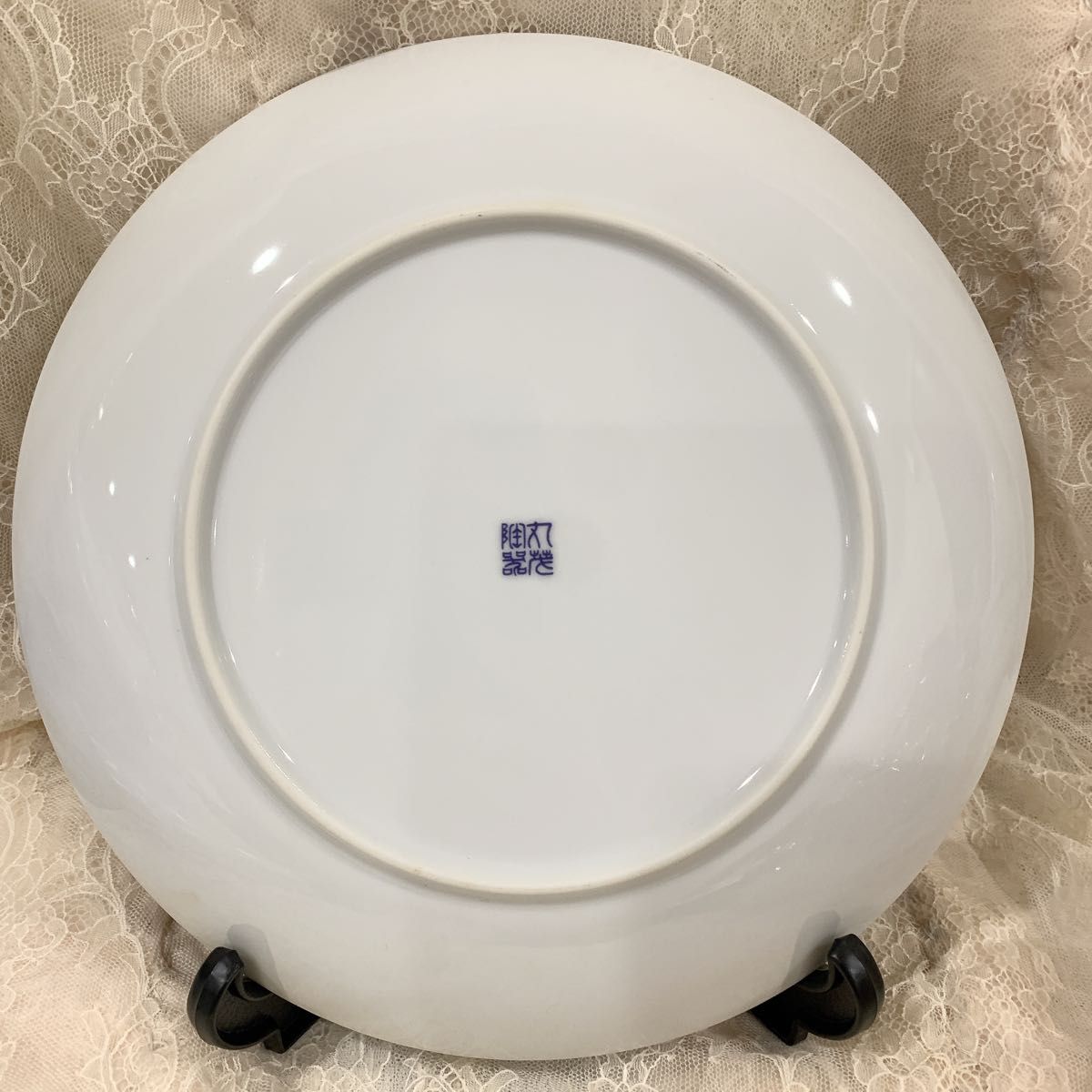 有田焼 丸茂陶器 大皿 26㎝ 菊孔雀紋 伊万里焼様式 美品 赤絵 飾 有田焼 丸茂陶器 大皿 26㎝ 菊孔雀紋 伊万里焼様式 美品 赤絵 飾