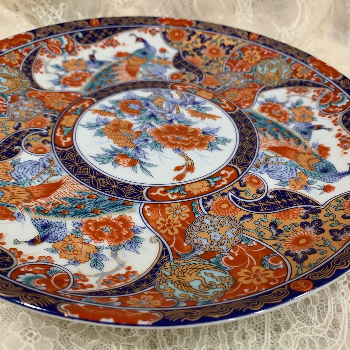 有田焼 丸茂陶器 大皿 26㎝ 菊孔雀紋 伊万里焼様式 美品 赤絵 飾 有田焼 丸茂陶器 大皿 26㎝ 菊孔雀紋 伊万里焼様式 美品 赤絵 飾