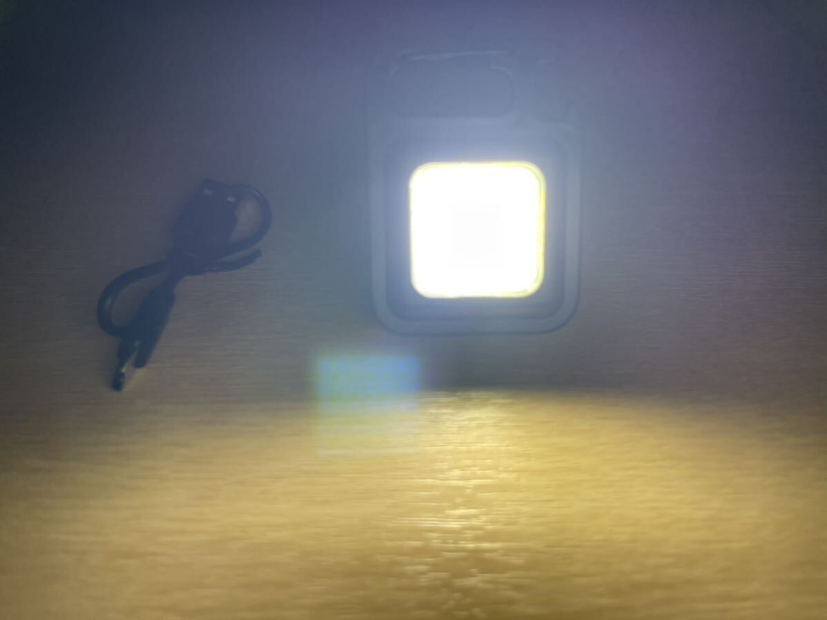 COBライト LED　充電式 小型 ミニ USB type C 充電 カラビナ付き 栓抜き 充電ケーブル付き 懐中電灯_画像4