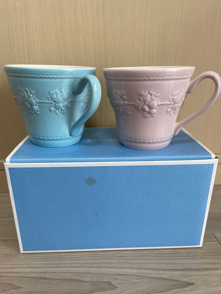 【新品、未使用】WEDGWOOD ペアマグカップ　ピンク＆ブルー　箱付き 