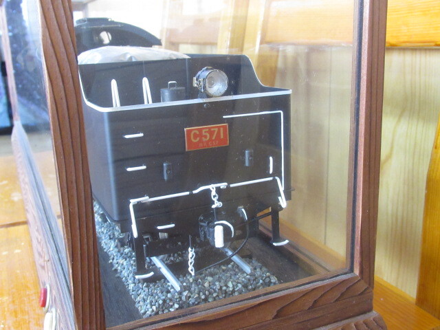 1336 模型機関車 C571 全長約81cm SL 昭和天皇 お召列車 蒸気機関車 大型 金属製 ガラスケース付き 中古品の画像3