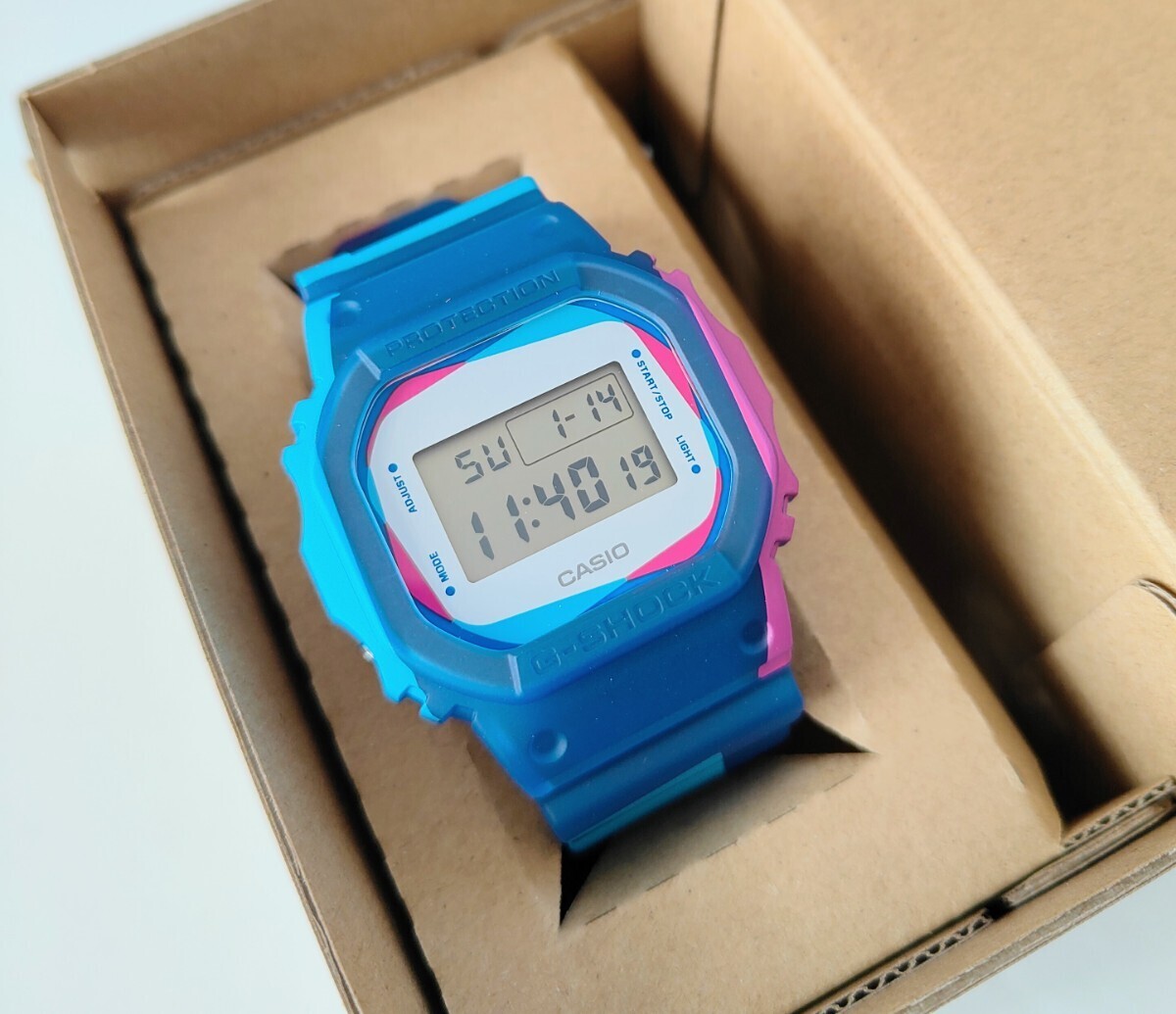 新品 未使用 CASIO カシオ G-SHOCK DWE-5600PR-2JRG ショック 腕時計 デジタル ブルーカラフル 交換用 ベルト付き_画像1