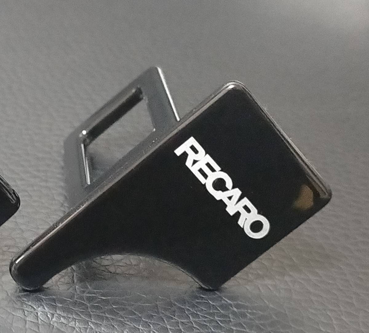 1個～送料無料★ ブラック RECARO☆レカロ★シートベルト エンブレム バックルの画像1