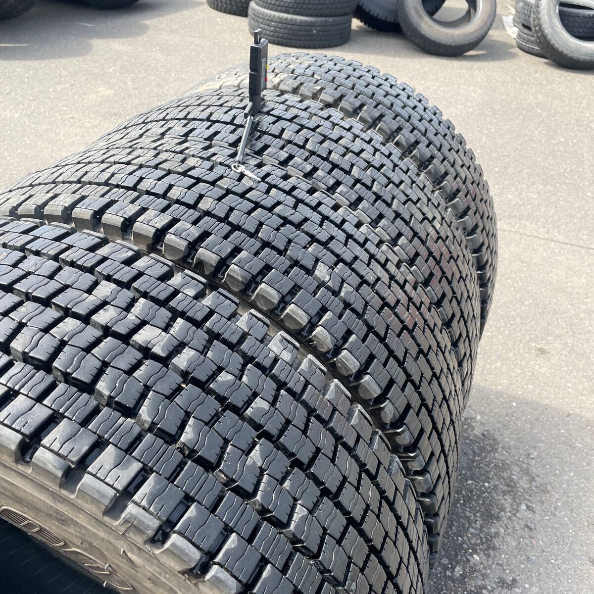 215/70R17.5 中古地山　ダンロップ　2021年 激安美品　　4本セット：18000円_画像3