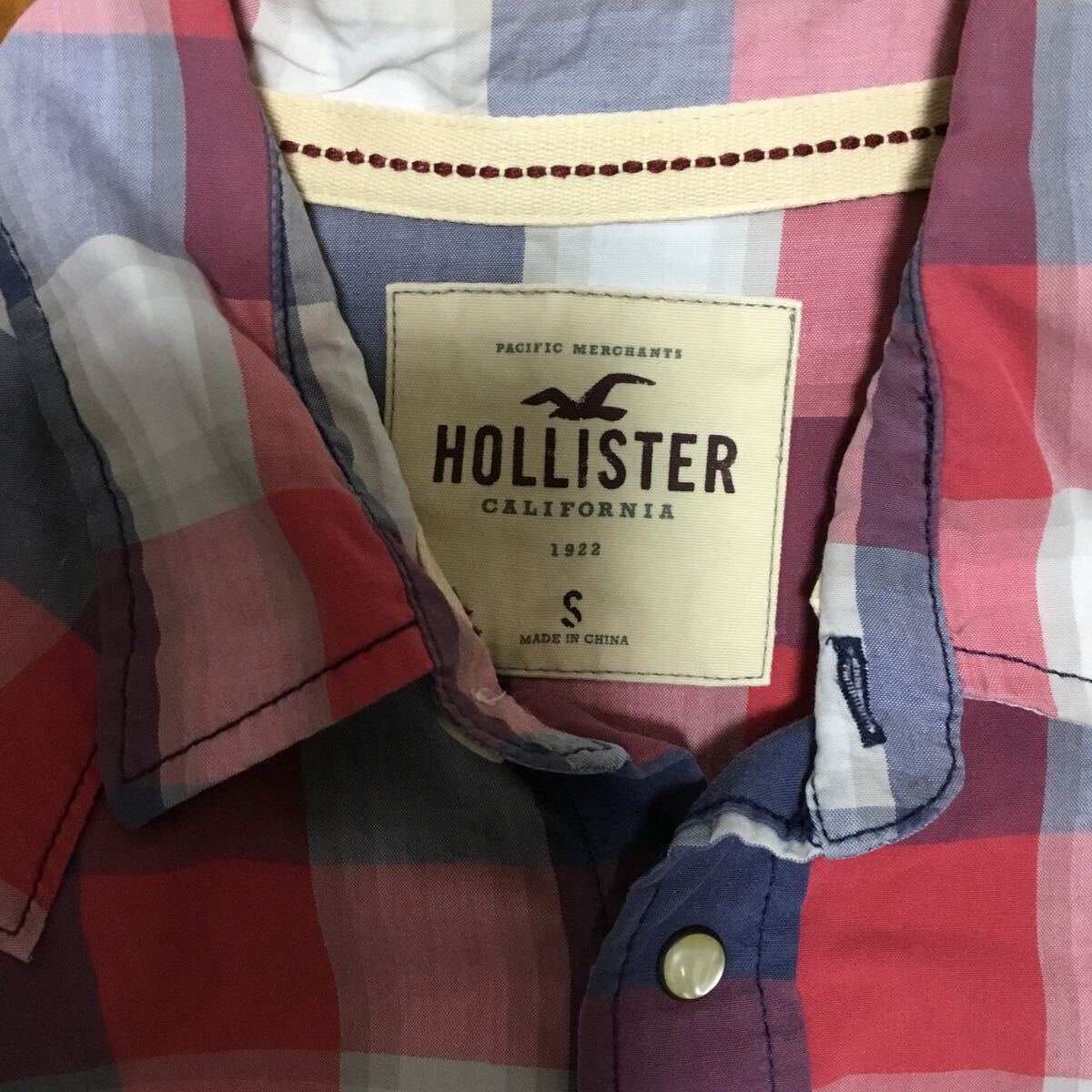 HOLLISTER ホリスター　長袖シャツ チェックシャツ 赤 メンズ　サイズS 大きめです　スナップボタン_画像2