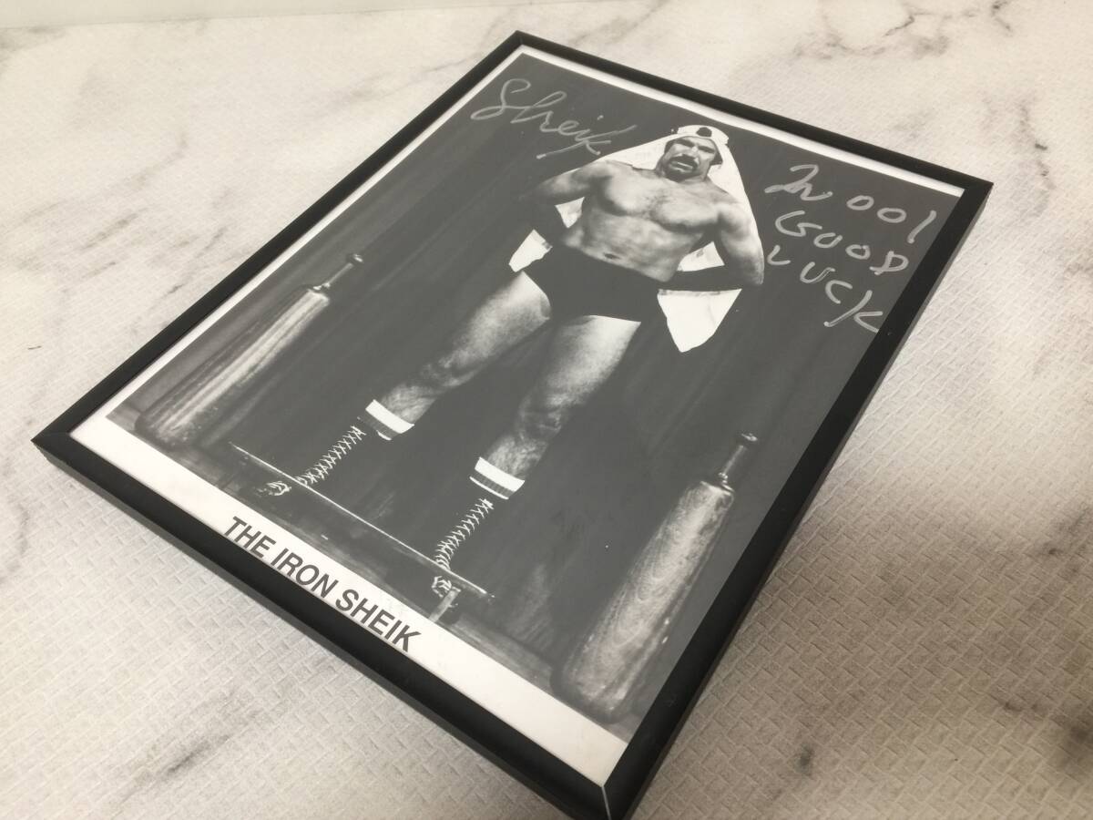 送料無料 お プロレスラー THE IRON SHEIK ザ.アイアン.シーク 直筆サイン 写真 額 20.7cmx26cm 希少 当時物 極悪レスラー A その他