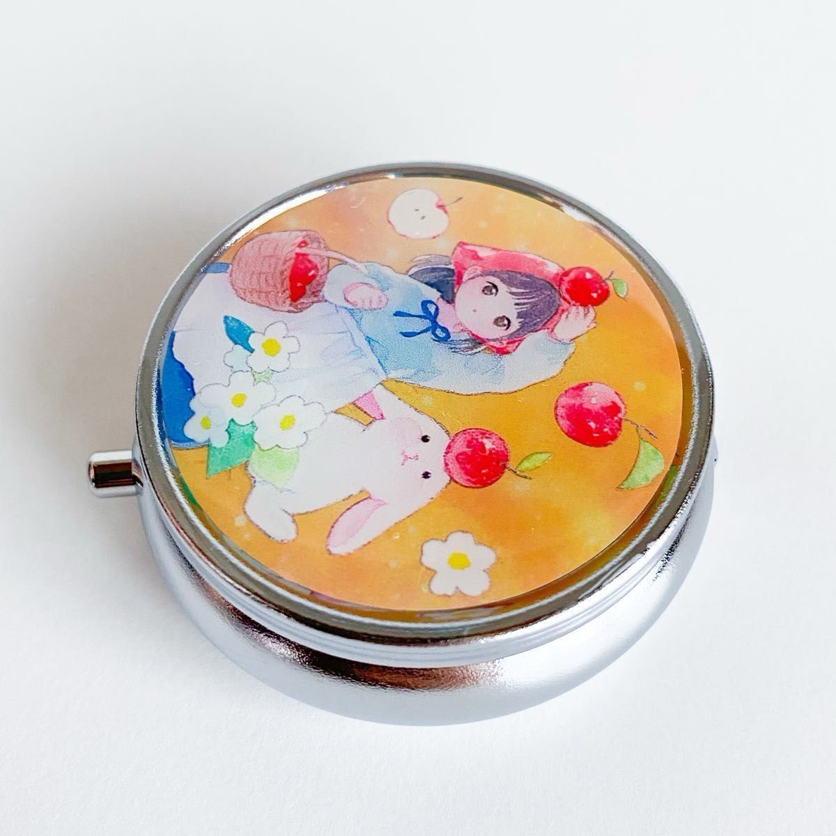 【ハンドメイド】 レジン 小物入れ ピルケース お薬入れ アクセサリーケース コラージュ ラウンド 丸型 《女の子＆りんご》